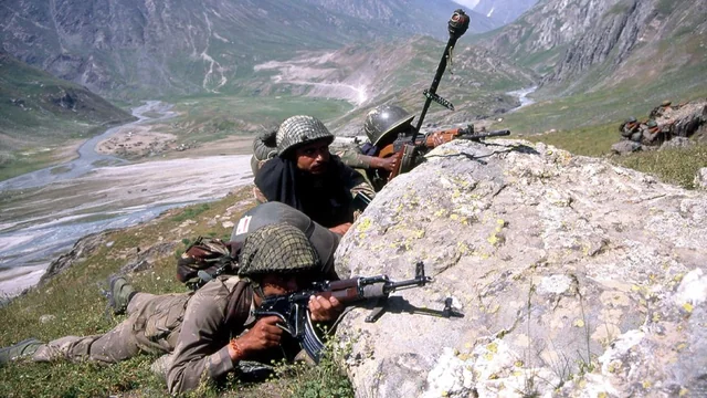 indian-army-troopers-during-1999-kargil-war-armed-with-v0-je19259qffua1